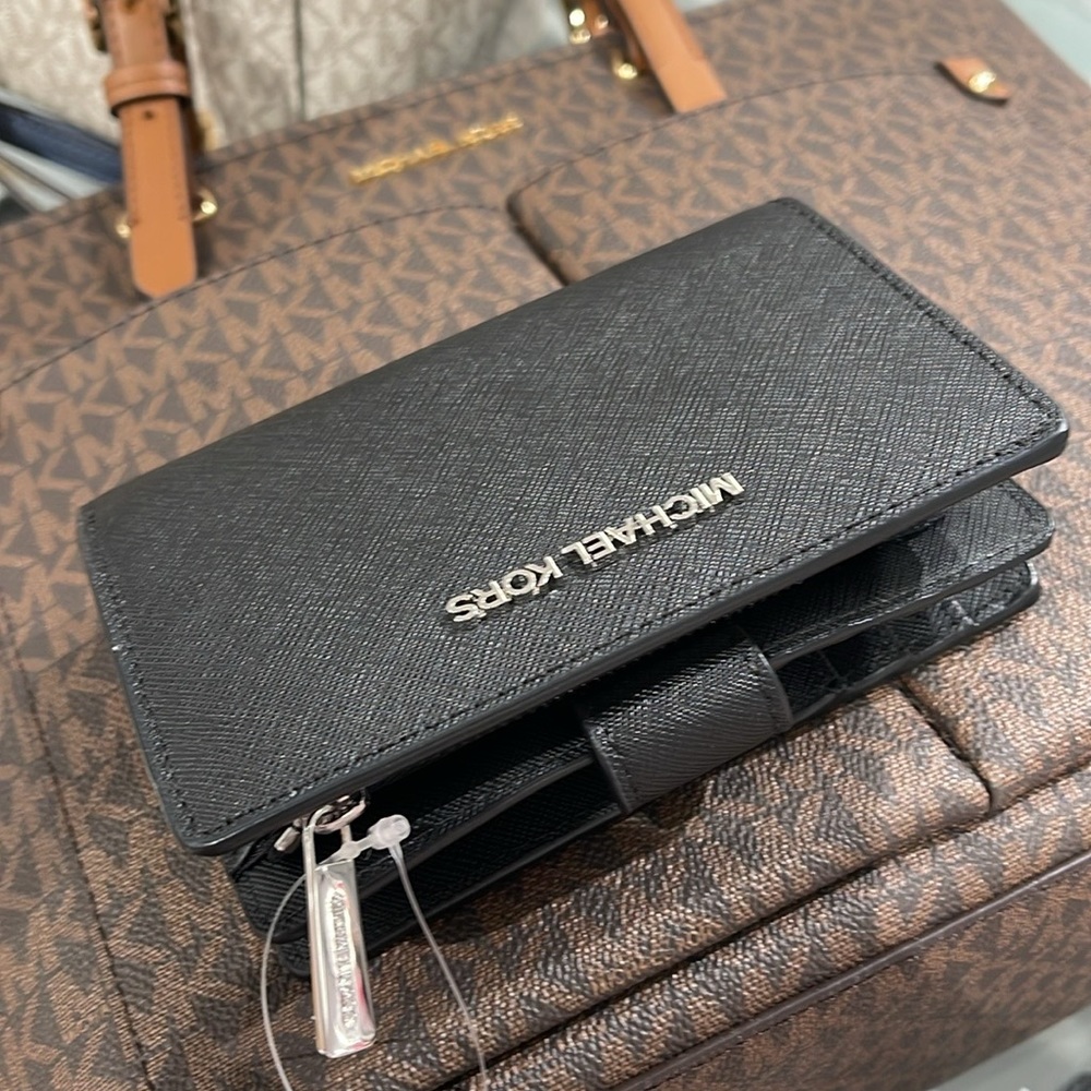 MICHAEL KORS
Medium Crossgrain Leather Wallet
Black 
NWT - Picture 6 of 16